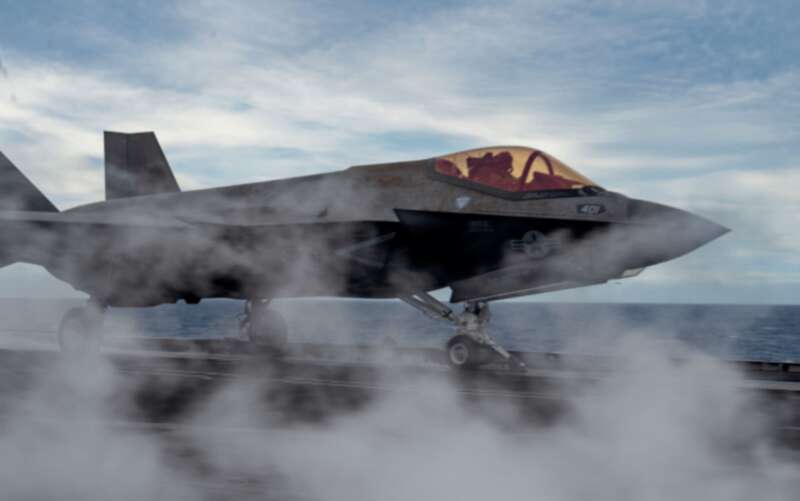 F-35C战斗机从美国“卡尔·文森”号航母上起飞