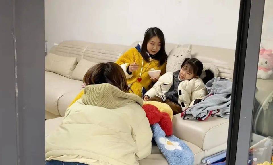 王洁女儿感染支原体 两位妈妈请假在家一起照顾
