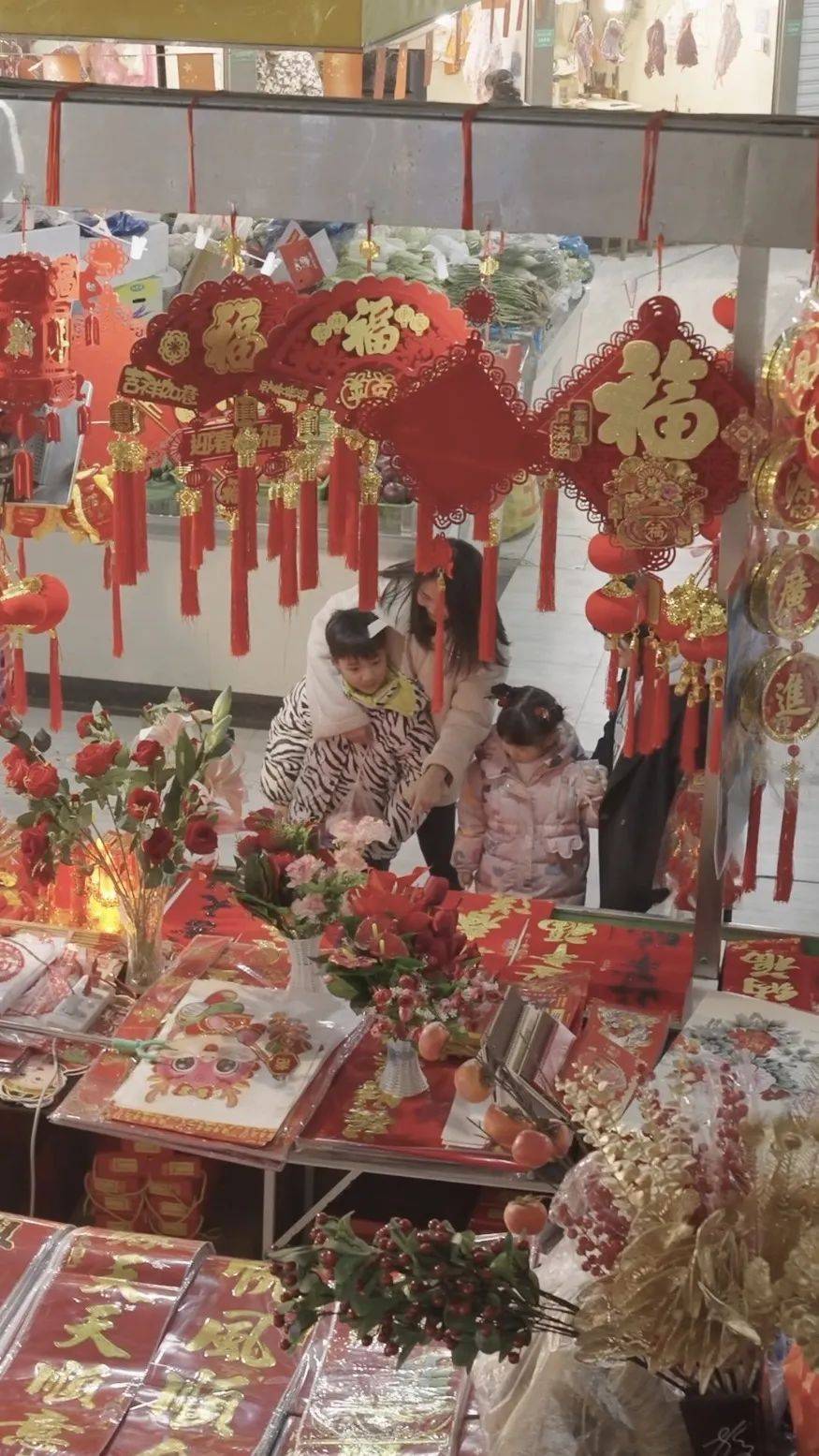一家四口去菜市场买菜、置办年货
