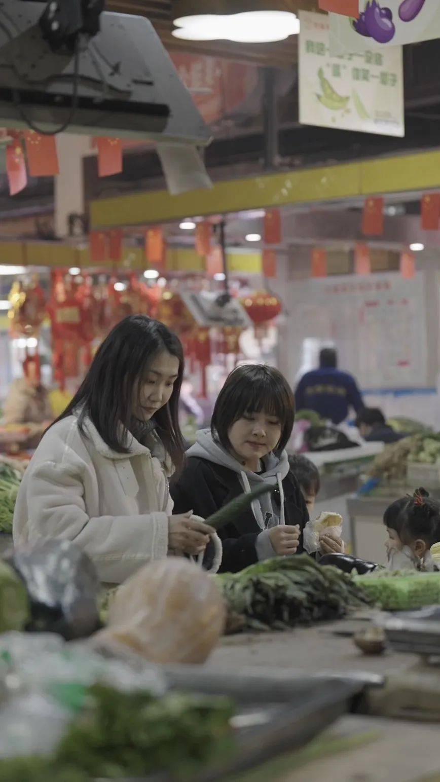 一家四口去菜市场买菜、置办年货