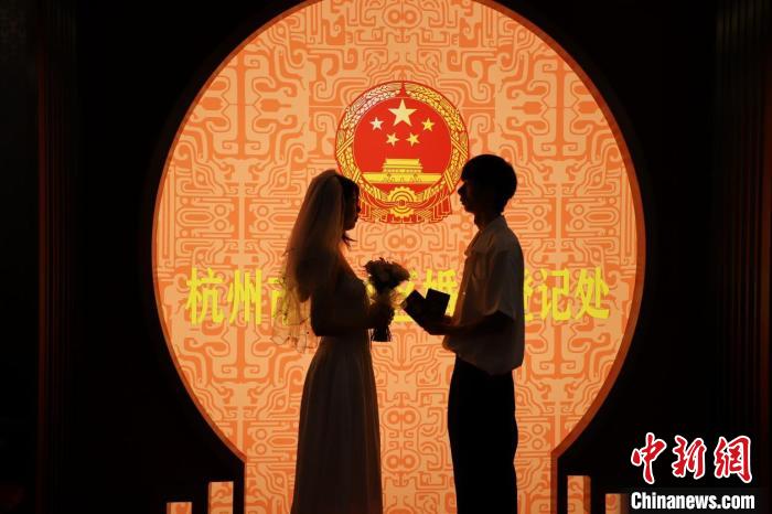 新人在杭州“最美婚登处”领证
