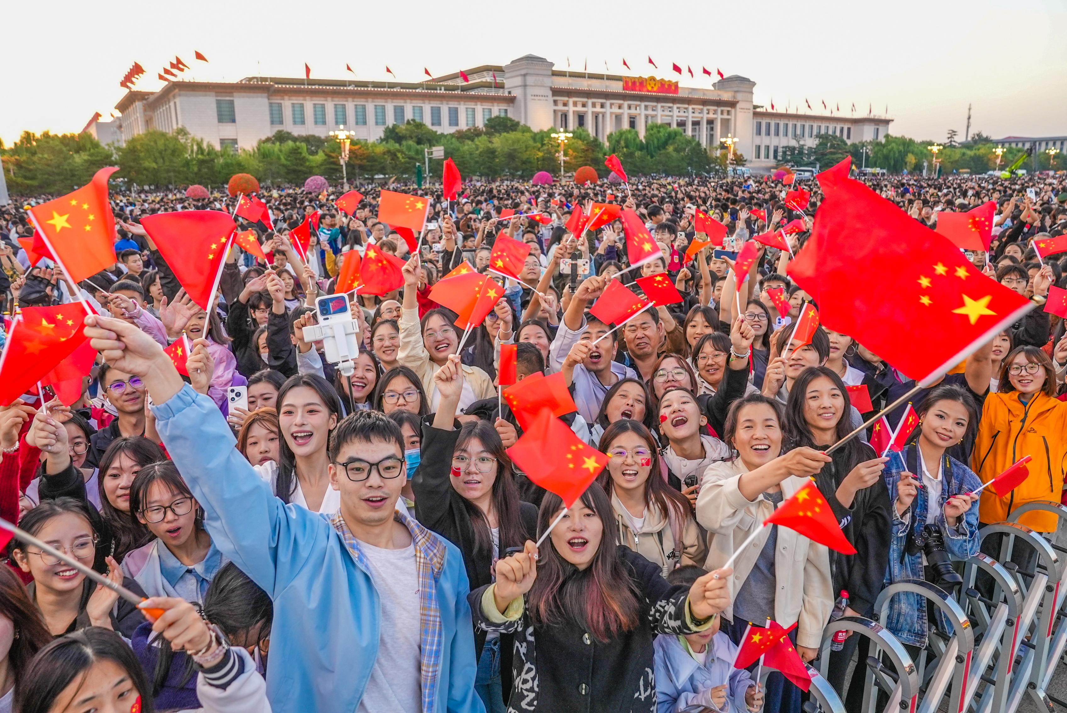 国庆节全国各地的12.1万名各界群众汇聚在天安门广场，观看隆重的升国旗仪式 ... ...