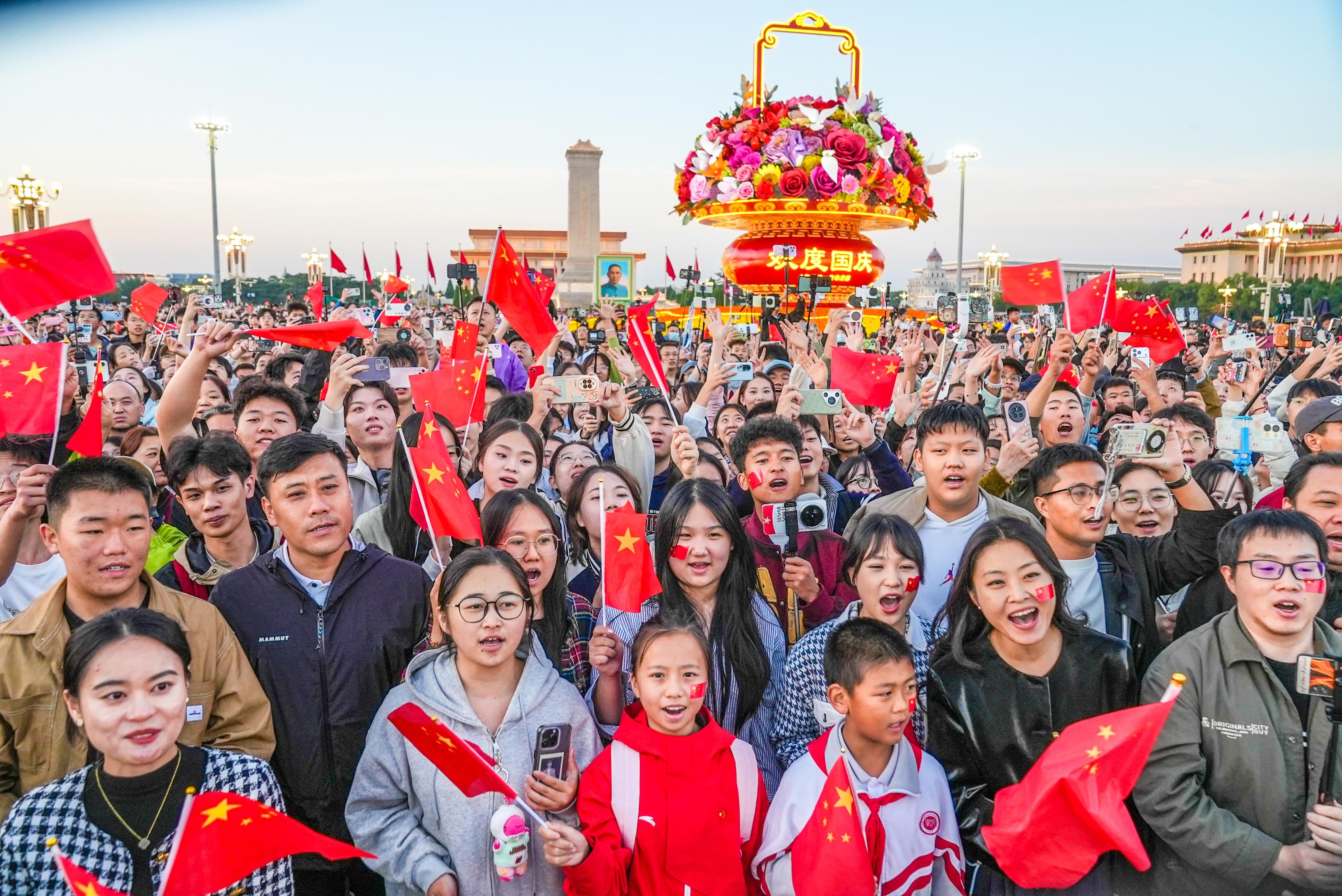 国庆节全国各地的12.1万名各界群众汇聚在天安门广场，观看隆重的升国旗仪式 ... ...