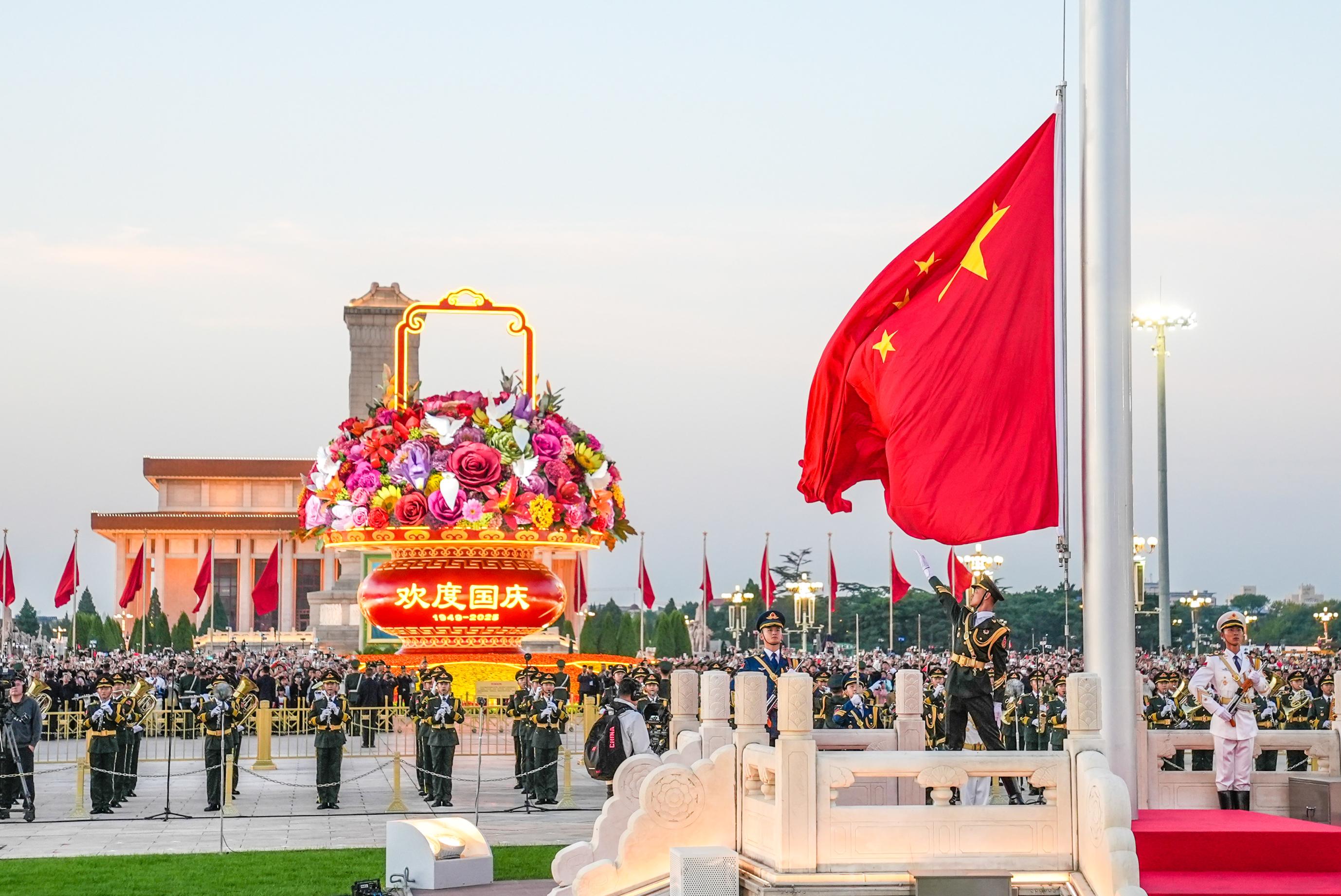国庆节全国各地的12.1万名各界群众汇聚在天安门广场，观看隆重的升国旗仪式 ... ...