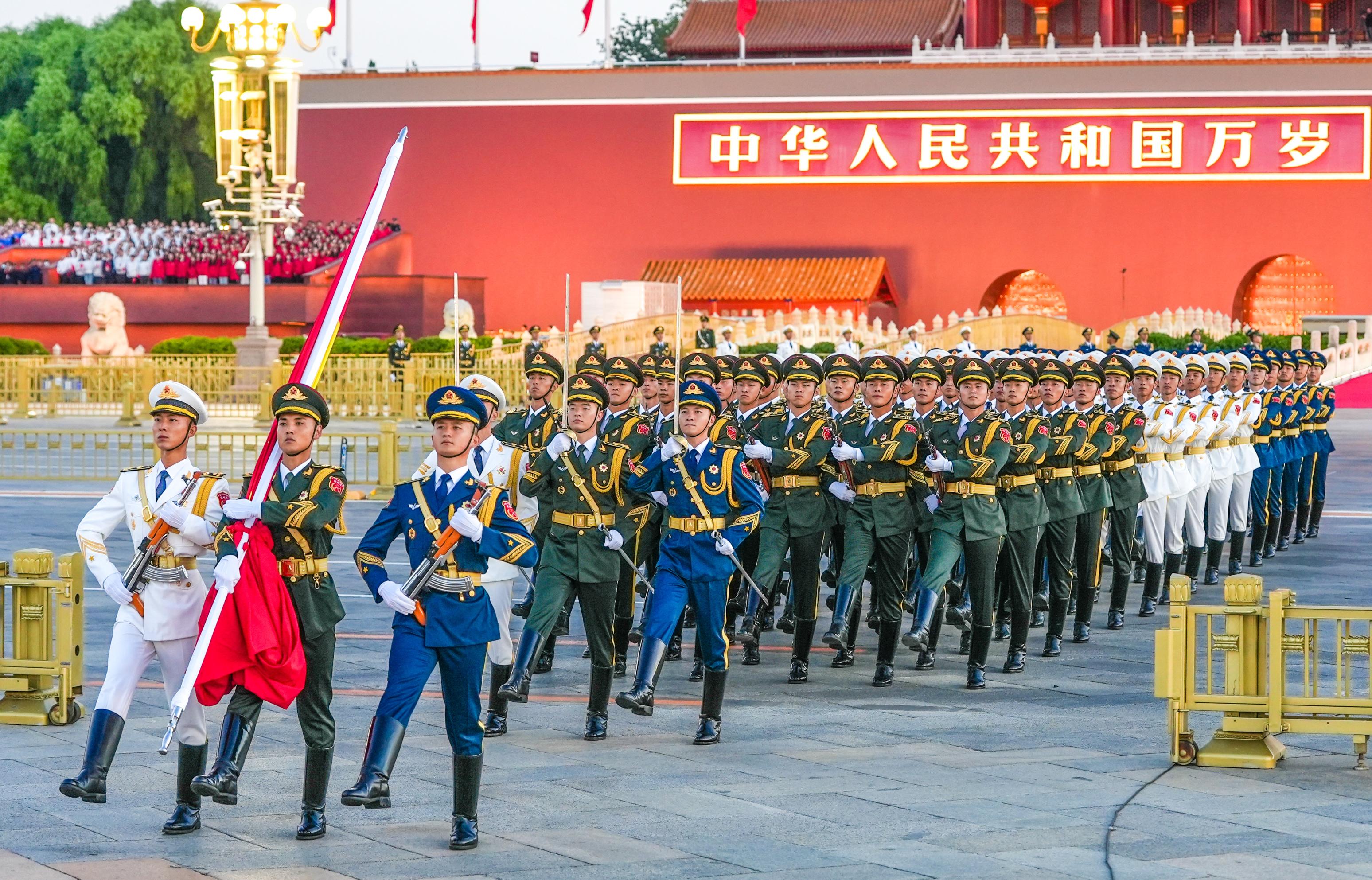国庆节全国各地的12.1万名各界群众汇聚在天安门广场，观看隆重的升国旗仪式 ... ...